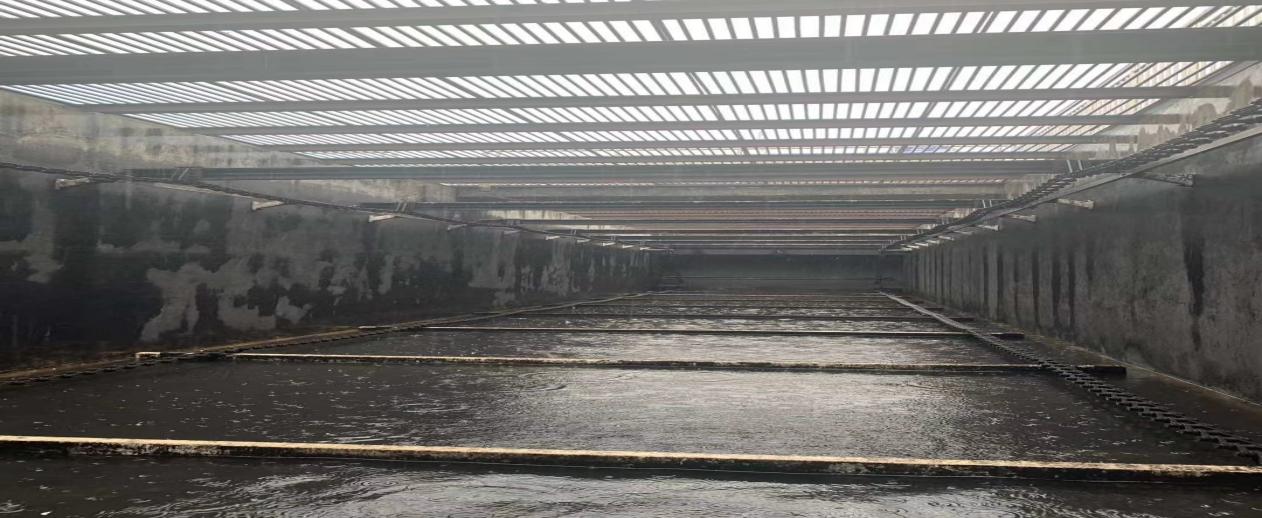 What is the advantage of  the non-metallic Chain parts?